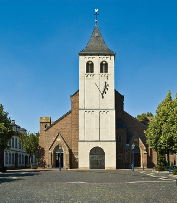 Osterath St.Nikolaus AnsichtVorplatz kompr