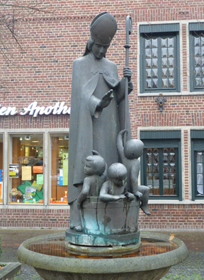 Osterath_StNikolaus_Brunnen