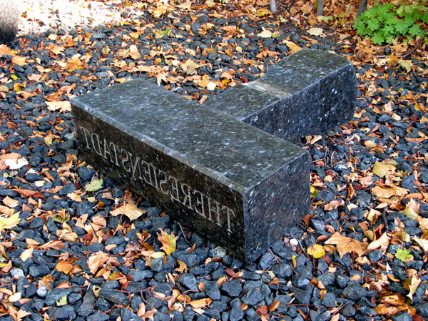 JuedLeben_Lank_Mahnmal_StempelTheresienstadt