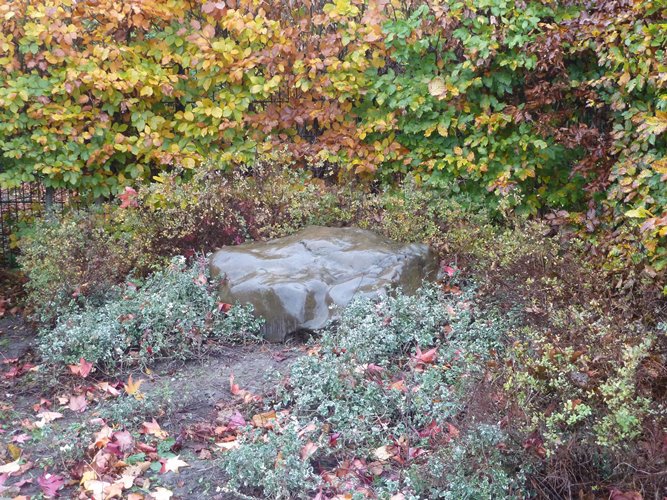 JuedLeben_Osterath-GedenksteinEhemJuedFriedhof